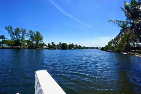 Casa en venta en Miami, Florida, 5 dormitorios, 308.62 m2 № 1712861 - foto 5