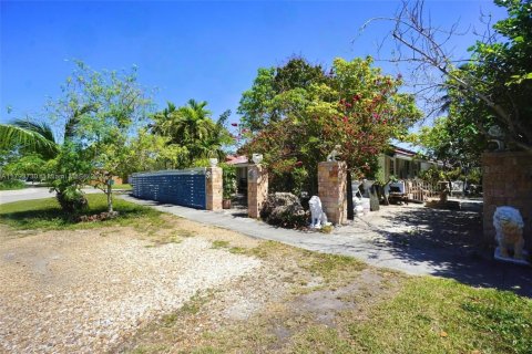 Casa en venta en Miami, Florida, 5 dormitorios, 308.62 m2 № 1712861 - foto 2