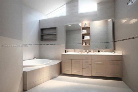 Casa en venta en Miami, Florida, 5 dormitorios, 308.62 m2 № 1712861 - foto 19