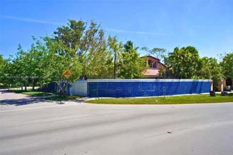 Casa en venta en Miami, Florida, 5 dormitorios, 308.62 m2 № 1712861 - foto 1