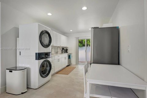 Villa ou maison à louer à Fort Lauderdale, Floride: 2 chambres, 245.26 m2 № 2350551 - photo 8