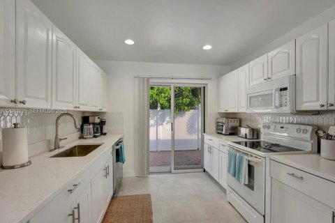 Villa ou maison à louer à Fort Lauderdale, Floride: 2 chambres, 245.26 m2 № 2350551 - photo 9