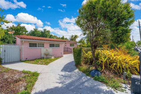 Villa ou maison à vendre à Hialeah, Floride: 3 chambres, 114.73 m2 № 2244732 - photo 4