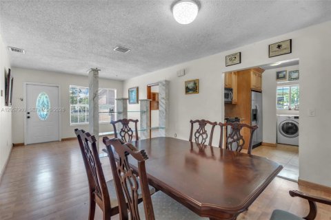 Villa ou maison à vendre à Hialeah, Floride: 3 chambres, 114.73 m2 № 2244732 - photo 12
