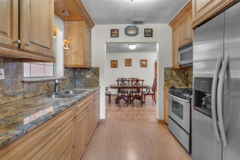 Villa ou maison à vendre à Hialeah, Floride: 3 chambres, 114.73 m2 № 2244732 - photo 6