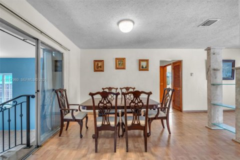 Villa ou maison à vendre à Hialeah, Floride: 3 chambres, 114.73 m2 № 2244732 - photo 11