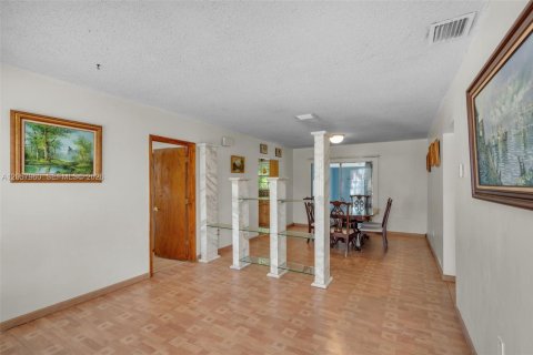 Villa ou maison à vendre à Hialeah, Floride: 3 chambres, 114.73 m2 № 2244732 - photo 7