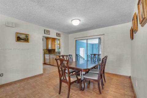 Villa ou maison à vendre à Hialeah, Floride: 3 chambres, 114.73 m2 № 2244732 - photo 10