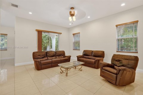 Купить виллу или дом в Майами, Флорида 5 спален, 277.41м2, № 2034530 - фото 18