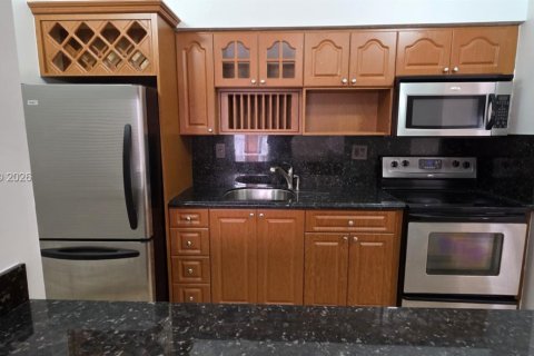 Condo in Hialeah, Florida, 2 bedrooms  № 2000435 - photo 5