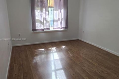 Condo in Hialeah, Florida, 2 bedrooms  № 2000435 - photo 17