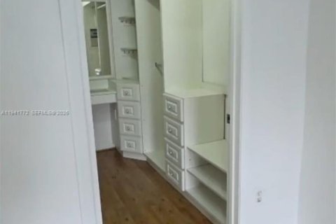 Condo in Hialeah, Florida, 2 bedrooms  № 2000435 - photo 12