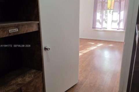 Condo in Hialeah, Florida, 2 bedrooms  № 2000435 - photo 23