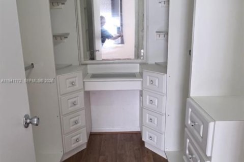 Condo in Hialeah, Florida, 2 bedrooms  № 2000435 - photo 13