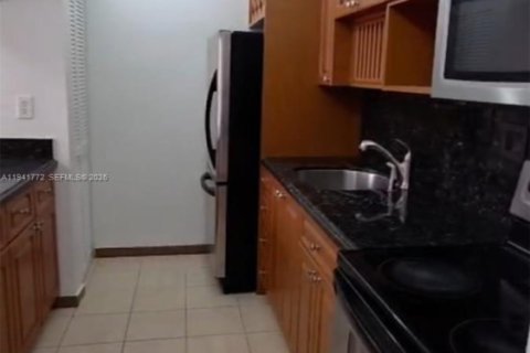 Condo in Hialeah, Florida, 2 bedrooms  № 2000435 - photo 8