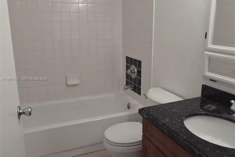 Condo in Hialeah, Florida, 2 bedrooms  № 2000435 - photo 22
