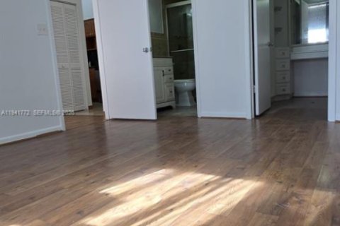 Condo in Hialeah, Florida, 2 bedrooms  № 2000435 - photo 11