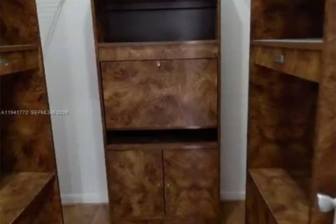 Condo in Hialeah, Florida, 2 bedrooms  № 2000435 - photo 19