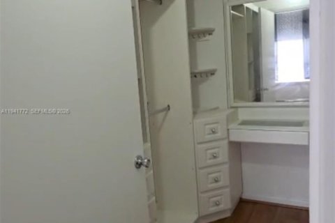 Condo in Hialeah, Florida, 2 bedrooms  № 2000435 - photo 14