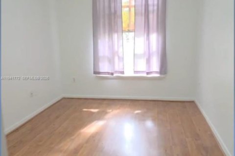 Condo in Hialeah, Florida, 2 bedrooms  № 2000435 - photo 20