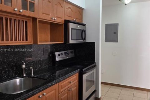 Condo in Hialeah, Florida, 2 bedrooms  № 2000435 - photo 6
