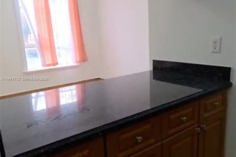 Condo in Hialeah, Florida, 2 bedrooms  № 2000435 - photo 7
