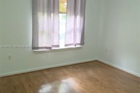 Condo in Hialeah, Florida, 2 bedrooms  № 2000435 - photo 16