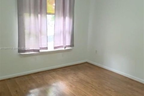 Condo in Hialeah, Florida, 2 bedrooms  № 2000435 - photo 18