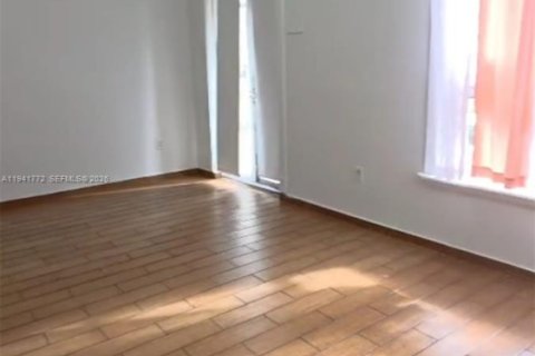 Condo in Hialeah, Florida, 2 bedrooms  № 2000435 - photo 2