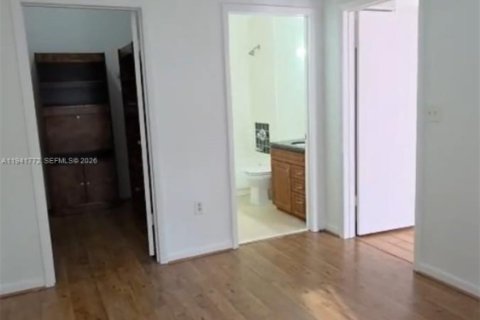 Condo in Hialeah, Florida, 2 bedrooms  № 2000435 - photo 21