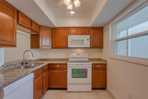 Condo in Largo, Florida, 2 bedrooms  № 1901362 - photo 9