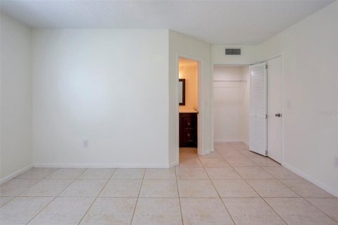 Condo in Largo, Florida, 2 bedrooms  № 1901362 - photo 14