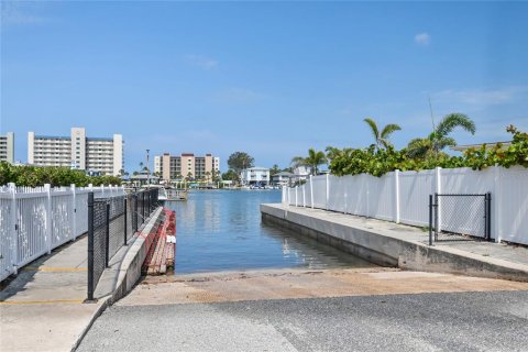Condo in Largo, Florida, 2 bedrooms  № 1901362 - photo 27