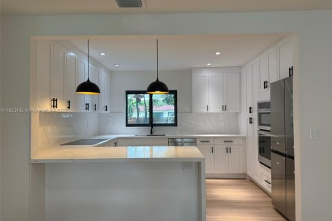 House in Miami Shores, Florida 3 bedrooms, 146.88 sq.m. № 1872242 - photo 9