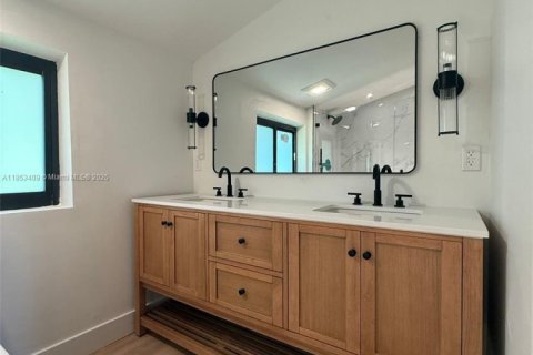 House in Miami Shores, Florida 3 bedrooms, 146.88 sq.m. № 1872242 - photo 13