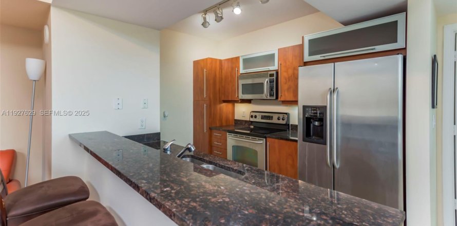 Кондоминиум с 1 спальней в Майами, Флорида № 1988103