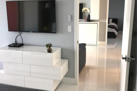 Снять в аренду кондоминиум в Халландейл-Бич, Флорида 2 спальни, № 1961659 - фото 11