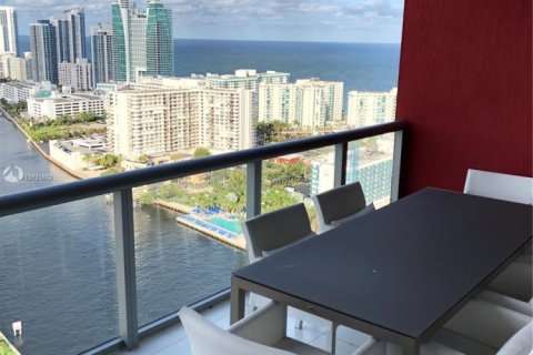 Снять в аренду кондоминиум в Халландейл-Бич, Флорида 2 спальни, № 1961659 - фото 1