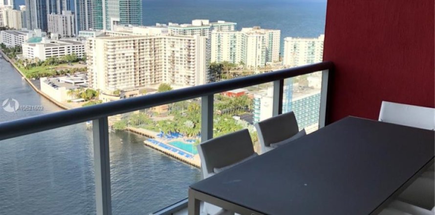 Кондоминиум с 2 спальнями в Халландейл-Бич, Флорида № 1961659