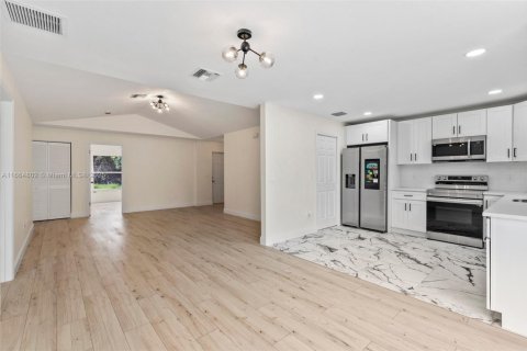 House in Vero Beach, Florida 3 bedrooms, 130.06 sq.m. № 1700191 - photo 11