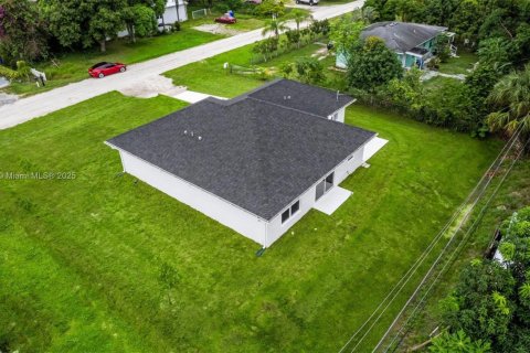 House in Vero Beach, Florida 3 bedrooms, 130.06 sq.m. № 1700191 - photo 1