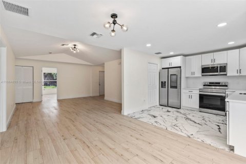 House in Vero Beach, Florida 3 bedrooms, 130.06 sq.m. № 1700191 - photo 24