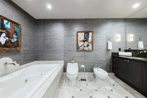 Condo in Miami Beach, Florida, 1 bedroom  № 2170443 - photo 23