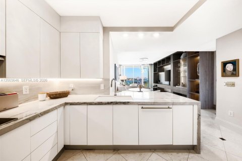 Condo in Miami Beach, Florida, 1 bedroom  № 2170443 - photo 10