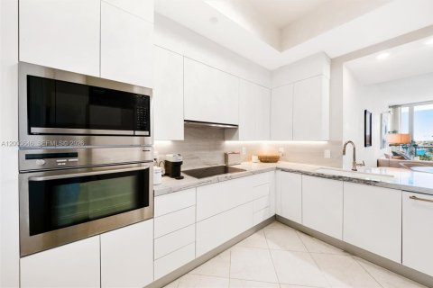 Condo in Miami Beach, Florida, 1 bedroom  № 2170443 - photo 11