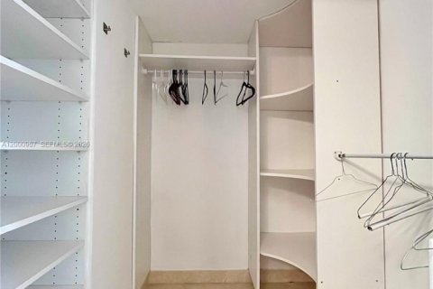 Condo in Surfside, Florida, 2 bedrooms  № 2065154 - photo 14