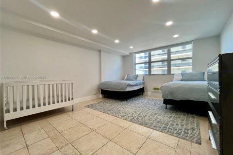 Condo in Surfside, Florida, 2 bedrooms  № 2065154 - photo 16