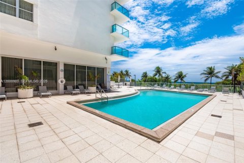 Condo in Surfside, Florida, 2 bedrooms  № 2065154 - photo 23