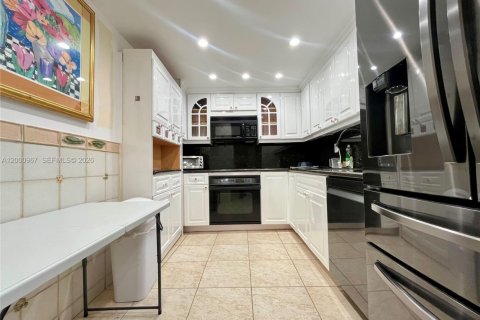 Condo in Surfside, Florida, 2 bedrooms  № 2065154 - photo 7