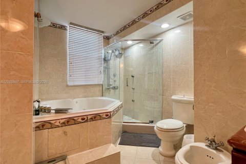 Condo in Surfside, Florida, 2 bedrooms  № 2065154 - photo 13